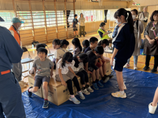 段ボールベッド組立