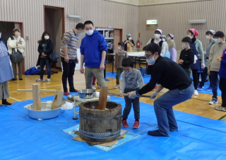 写真:三世代交流もちつき大会2