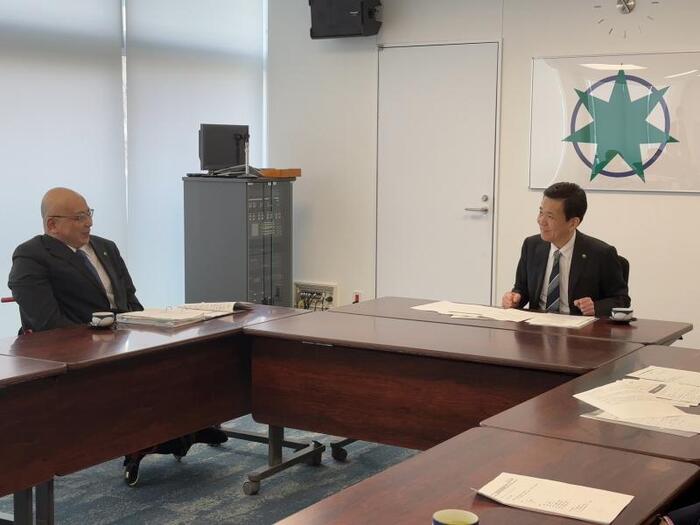 写真:基本構想について意見交換する神山会長と西市長