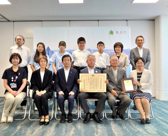 写真：社会参加活動事例「社会参加章」伝達式の記念写真