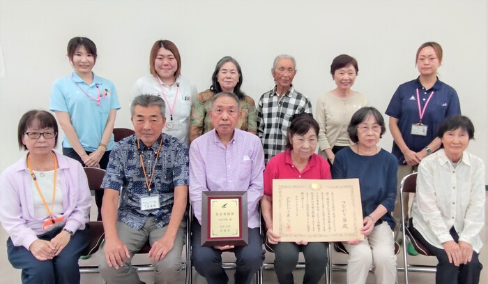 写真：社会参加活動事例「社会参加章」伝達式の記念写真