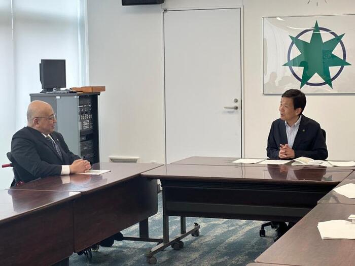 写真:意見交換する神山会長と西市長