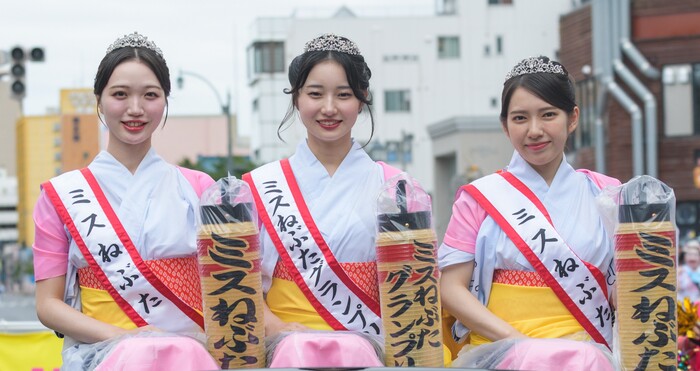 写真：2025ミスねぶたの3人