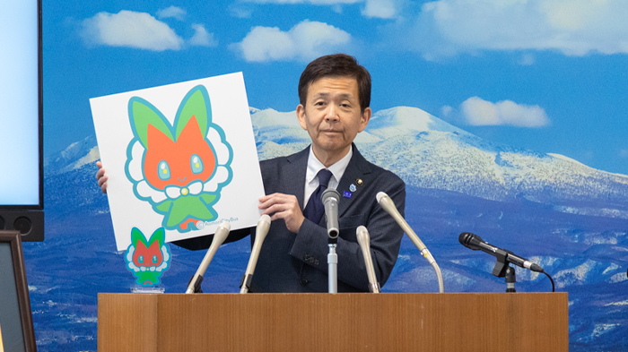 キャラクターを発表する青森市長の画像