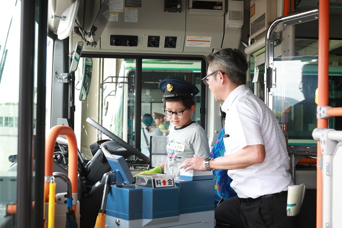 運転席のたくさんのスイッチにテンションが上がります