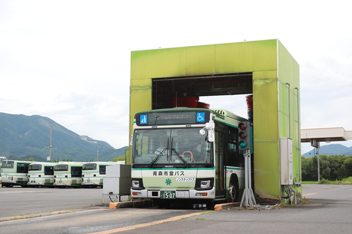 運行した後は大きな洗車機で車体をきれいにしました