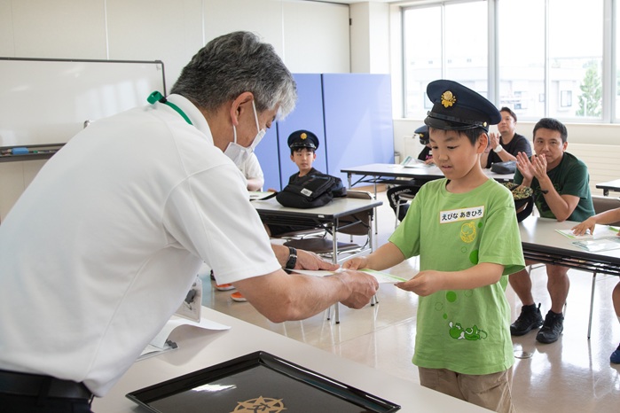 一日のお仕事お疲れさまでした。子ども運転士の修了証書を贈呈しました。