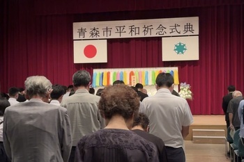 写真1：参加者全員での黙とう