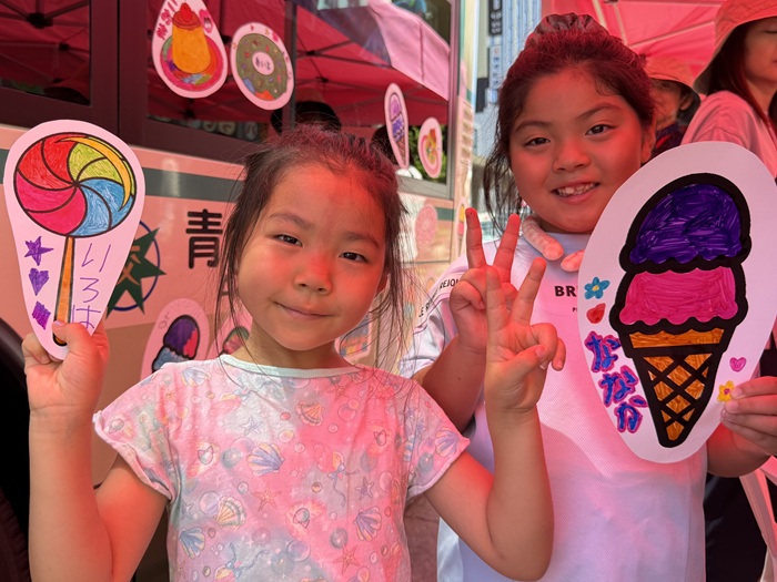 完成したぬりえと子どもの画像
