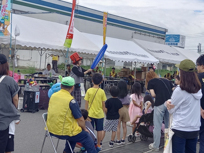 バルーンアートを見る子どもたちの画像