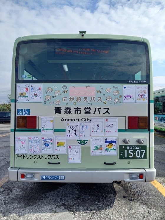 似顔絵バスの写真