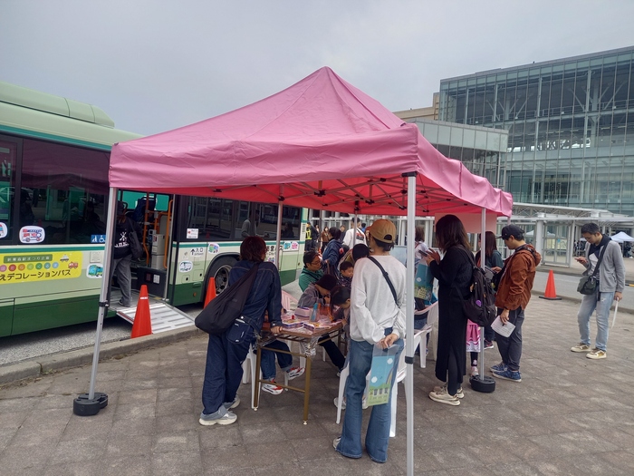 ぬりえコーナーの親子連れの写真