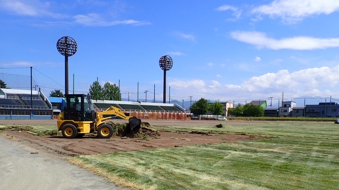 外野の芝生撤去の様子