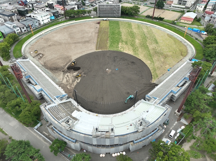 外野の芝生施工及び内野舗装の作業