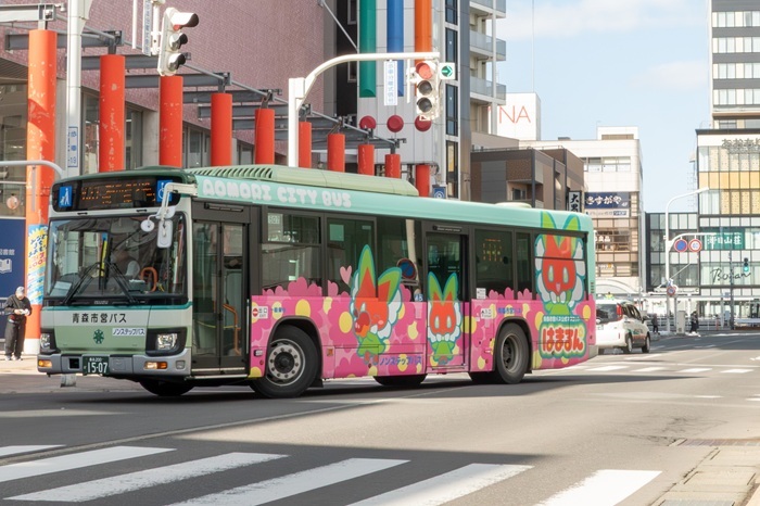 はまるんがラッピングされたオリジナルバス