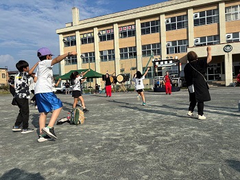 写真：みんなで「ランニングマン」ダンスをマスター