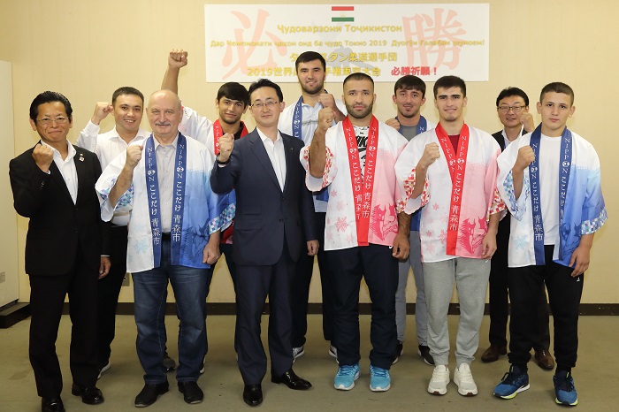 タジキスタン選手団、市長表敬での記念写真