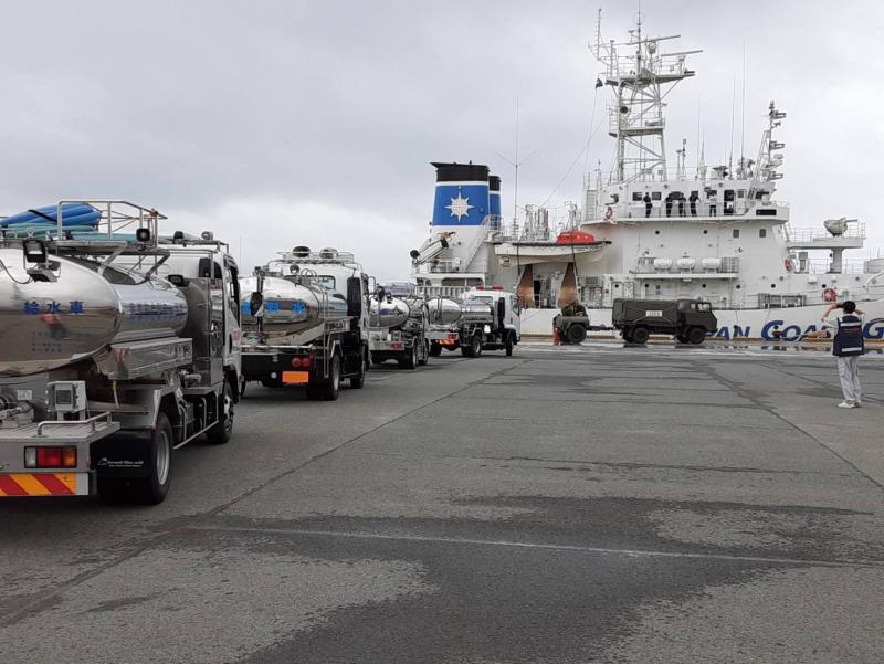 海上保安庁の船から給水を受けるタンク車
