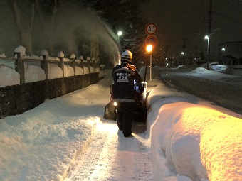 歩道の除雪作業